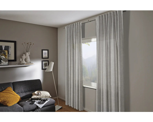 Obývací pokoj s okenní dekorací a závěsem na záclonové tyči