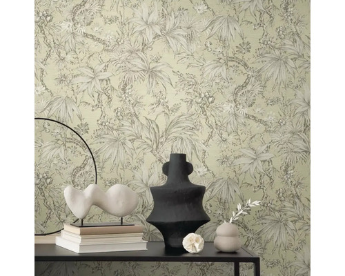 Pokoj s květinovou tapetou a dekorativními předměty na stole