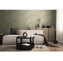 Obývací pokoj s květinovou tapetou, pohovkou a konferenčním stolkem