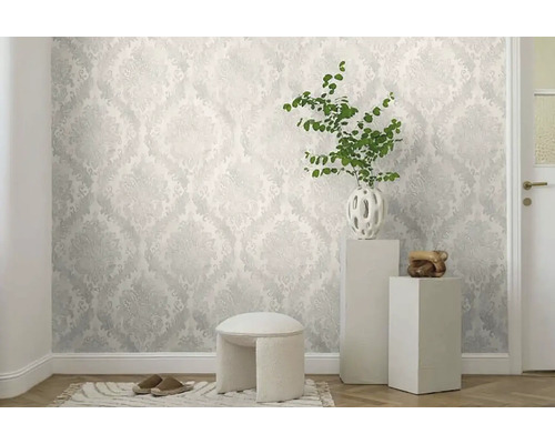 Světlá místnost se vzorovanou tapetou, malou stoličkou, dekorací a dveřmi