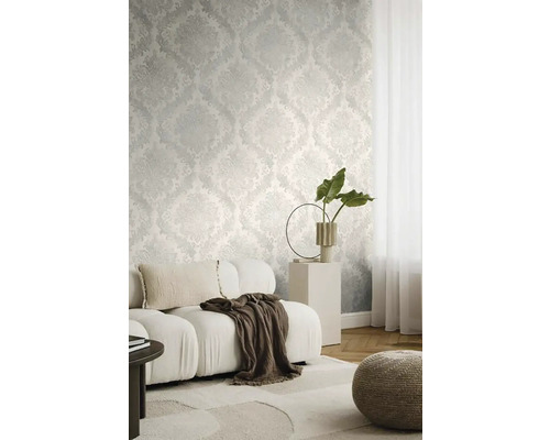 Obývací pokoj s tapetou se vzorem, pohovkou a dekorací