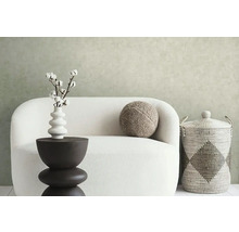 Dekorativní bytové prostředí s pohovkou, příručním stolkem, vázou s bavlněnými větvemi, polštářem a úložným košem