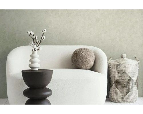 Dekorativní bytové prostředí s pohovkou, příručním stolkem, vázou s bavlněnými větvemi, polštářem a úložným košem