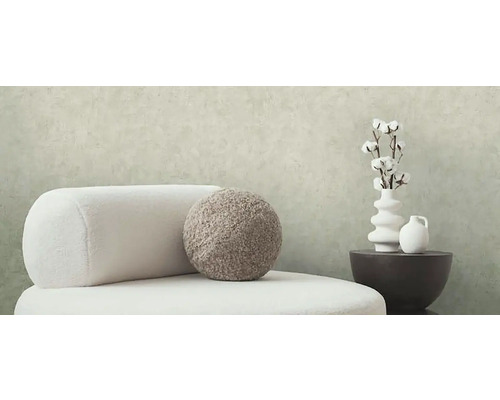 Dekorativní interiér se sedacím nábytkem, okrasnými polštáři, vázami a bavlněnými větvemi