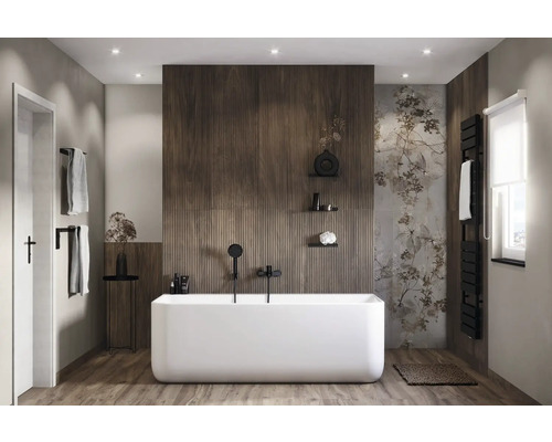 Moderní koupelna s volně stojící vanou, dřevěným obložením a květinovými akcenty.