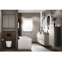 Světlá koupelna s vanou, umyvadlem, zrcadlem a toaletou