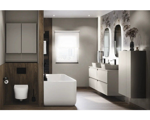 Světlá koupelna s vanou, umyvadlem, zrcadlem a toaletou