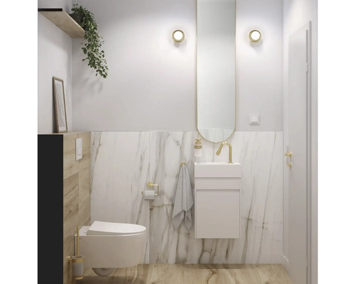 Moderní koupelna s toaletou, umyvadlem a zrcadlem