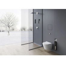 Moderní koupelna se sprchou, toaletou a výhledem na zasněženou krajinu