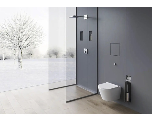 Moderní koupelna se sprchou, toaletou a výhledem na zasněženou krajinu