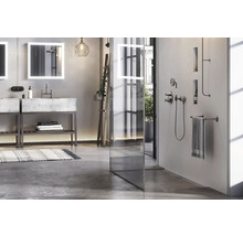 Moderní koupelna se sprchou, umyvadlem a zrcadlem