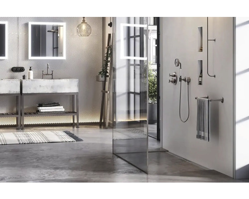 Moderní koupelna se sprchou, umyvadlem a zrcadlem