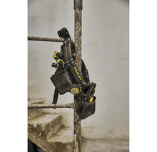 Brašna na nářadí Stanley s různým nářadím visí na tyči.