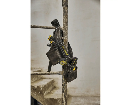 Brašna na nářadí Stanley s různým nářadím visí na tyči.