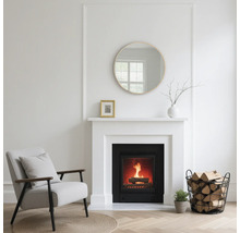 Obývací pokoj s krbem, křeslem a košem na dřevo