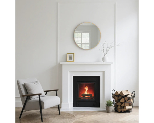 Obývací pokoj s krbem, křeslem a košem na dřevo