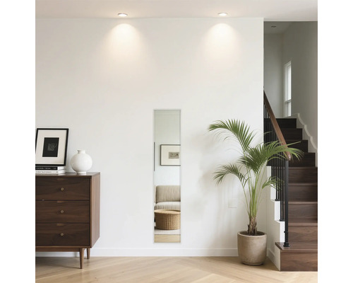 Interiér s komodou, zrcadlem, pokojovou rostlinou a schodištěm