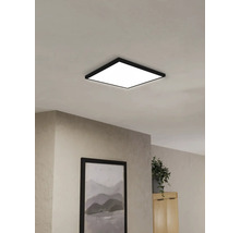 Čtvercové stropní svítidlo v interiéru