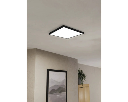 Čtvercové stropní svítidlo v interiéru