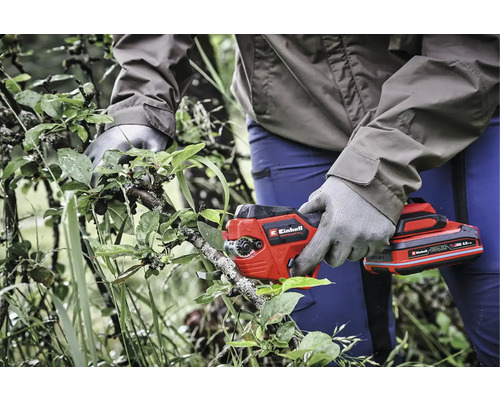 Akumulátorové zahradní nůžky při prořezávání větví