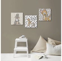 Tři plátěné obrazy s motivy Bambi na zdi v dětském pokoji.