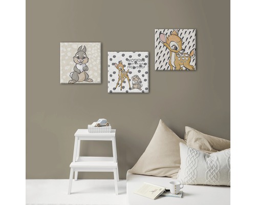 Tři plátěné obrazy s motivy Bambi na zdi v dětském pokoji.