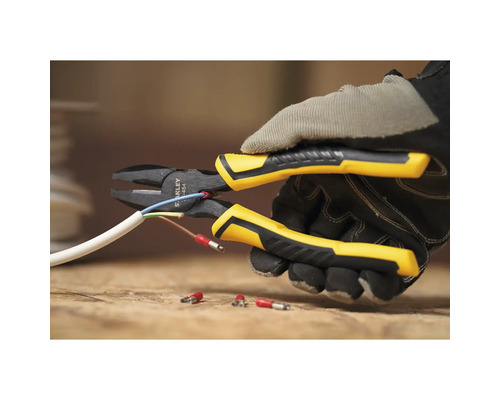 Logo Stanley. Osoba v rukavicích stříhá kabel kleštěmi.