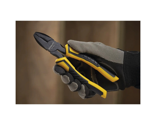 Ruka v pracovní rukavici drží kombinované kleště Stanley.