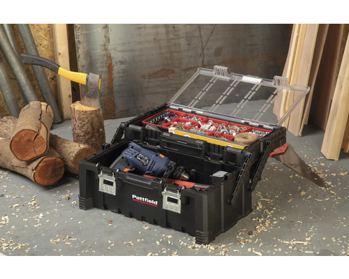 Otevřená bedna na nářadí s nářadím, jako je vrtačka, šrouby a pila