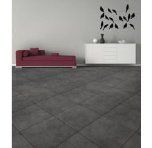 Obývací pokoj s lehátkem, příborníkem a dekorací na zdi