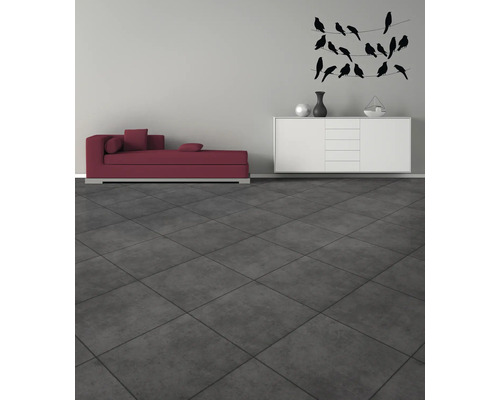 Obývací pokoj s lehátkem, příborníkem a dekorací na zdi