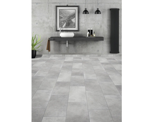 Moderní koupelna s umyvadlem, umyvadlovou mísou, radiátorem a dlažbou.