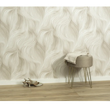 Interiér s vzorovanou tapetou, stoličkou a botami