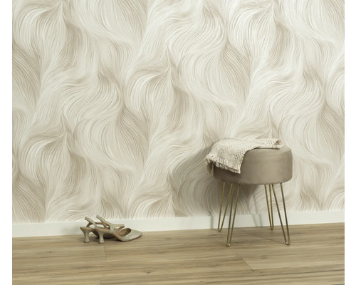 Interiér s vzorovanou tapetou, stoličkou a botami