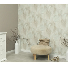 Scéna s tapetou se vzorem, stoličkou, kabelkou a dekorací ve světlé místnosti.