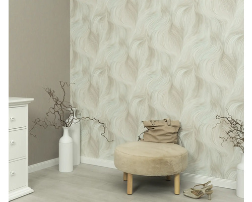 Scéna s tapetou se vzorem, stoličkou, kabelkou a dekorací ve světlé místnosti.