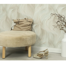 Scéna se stoličkou, kabelkou, botami, vázou a abstraktní tapetou.