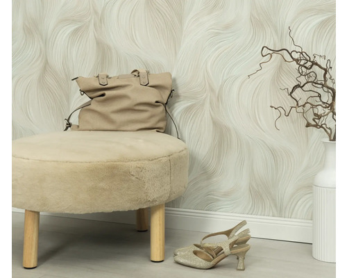 Scéna se stoličkou, kabelkou, botami, vázou a abstraktní tapetou.