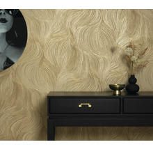 Zlatá strukturovaná tapeta v místnosti s černou konzolou