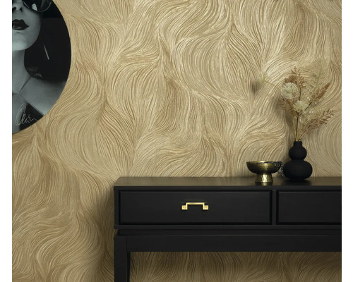 Zlatá strukturovaná tapeta v místnosti s černou konzolou