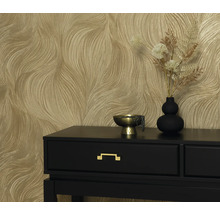 Dekorativní tapeta s vlnitým vzorem za černým stolem se zlatou mísou a vázou