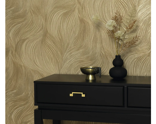 Dekorativní tapeta s vlnitým vzorem za černým stolem se zlatou mísou a vázou