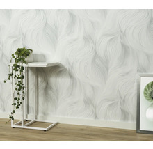 Obývací pokoj s tapetou se vzorem a odkládacím stolkem