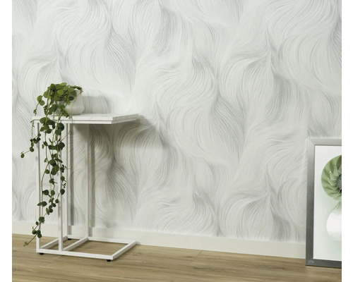 Obývací pokoj s tapetou se vzorem a odkládacím stolkem