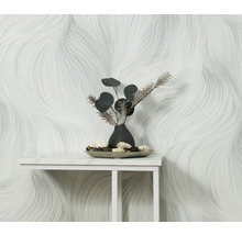 Scéna s bílou tapetou se zvlněným vzorem a stolní dekorací s vázou