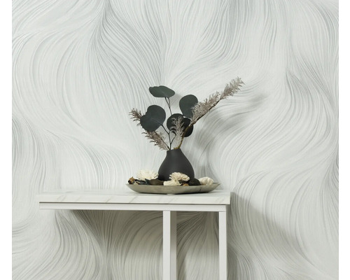 Scéna s bílou tapetou se zvlněným vzorem a stolní dekorací s vázou