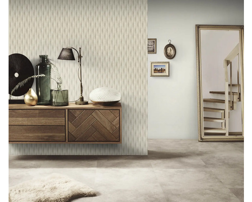 Obývací pokoj s dřevěnou komodou, zrcadlem a dekorem