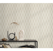 Obývací pokoj se strukturovanou tapetou a dekorativními prvky na polici