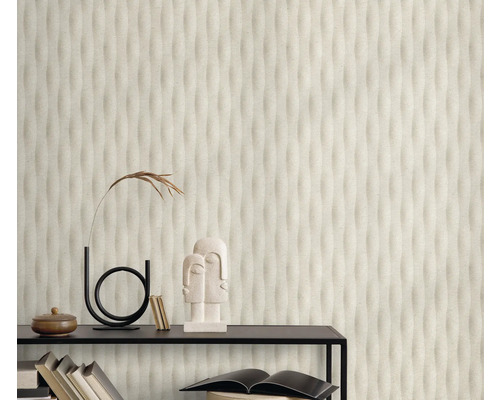 Obývací pokoj se strukturovanou tapetou a dekorativními prvky na polici