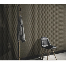 Pohled do místnosti se strukturovaným obkladem stěn, židlí a věšákem